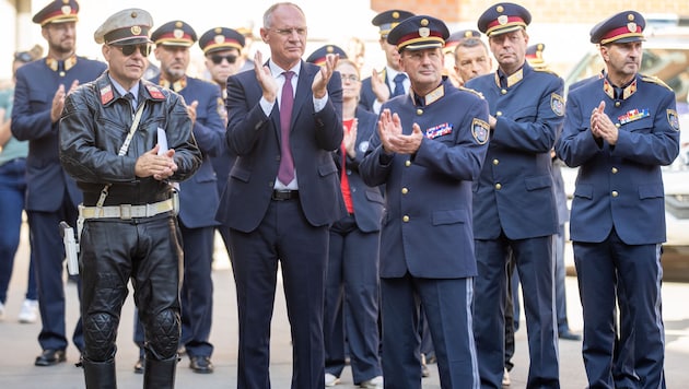 Innenminister Gerhard Karner (ÖVP, Mitte) muss wie alle seine Kollegen sparen.