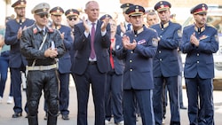 Innenminister Gerhard Karner (ÖVP, Mitte)  muss wie alle seine Kollegen sparen.