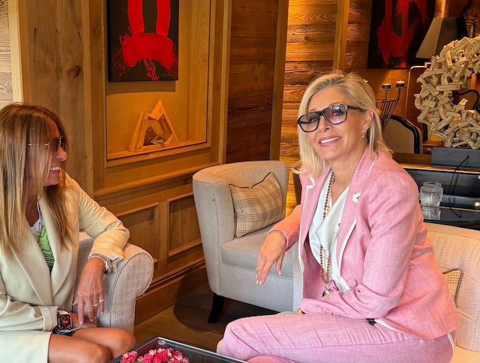 Nadja Swarovski (re.) beim Interview mit „Krone“- Redakteurin Recka Hammann im Alpin Resort ...