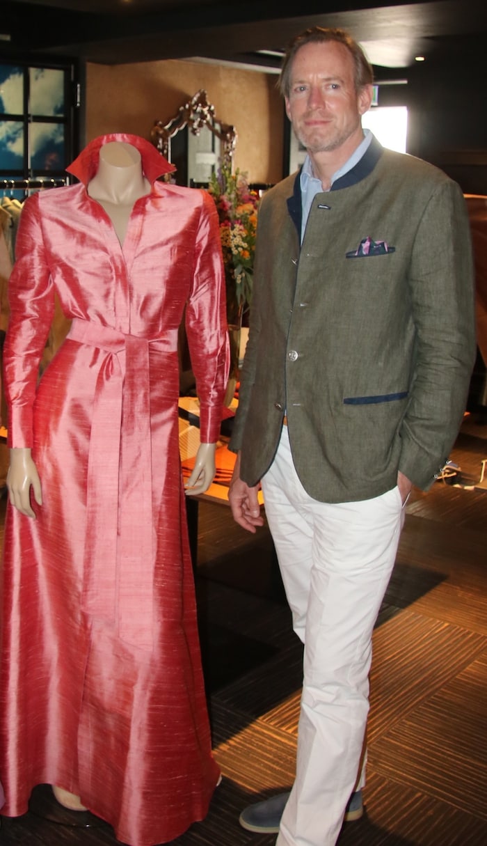 Nadja Swarovskis Ehemann Rupert Adams mit einem Kleid aus der „Salzburg Capsule Collektion“.