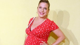 Im Juni präsentierte Jeanette Biedermann stolz ihren Babybauch, jetzt ist die Sängerin erstmals ...