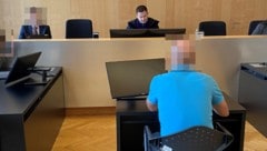 Sie leidet an Narkolepsie, er erklärt ihre blauen Flecken mit Stürzen. Doch seine Ex erzählt am ...