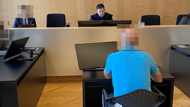 Sie leidet an Narkolepsie, er erklärt ihre blauen Flecken mit Stürzen. Doch seine Ex erzählt am ...