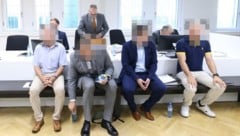 Die vier Polizeibeamten beim Prozessauftakt im Wiener Landesgericht.