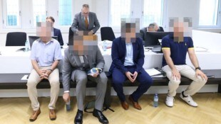 Die vier Polizeibeamten beim Prozessauftakt im Wiener Landesgericht.