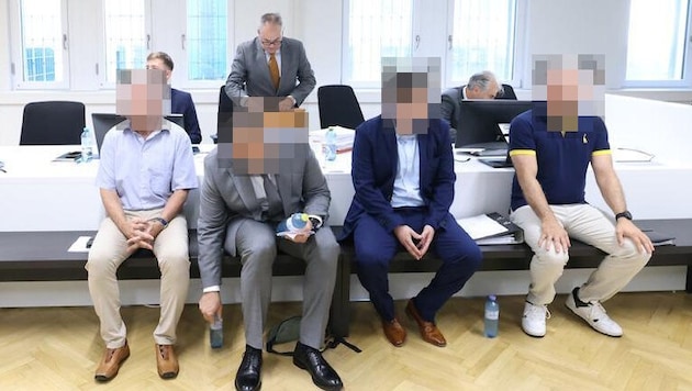 Die vier Polizeibeamten beim Prozessauftakt im Wiener Landesgericht.