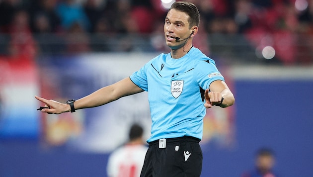 Der derzeit wohl bekannteste Schweizer Fußballschiedsrichter ist Sandro Schärer.
