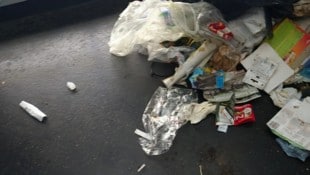 Auch vor den Containern sammelt sich der Müll.