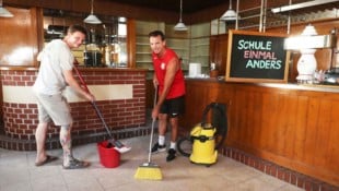 Bis zum ersten Schultag ist noch einiges zu tun. Daher packen Eltern und Pädagogen fleißig mit ...