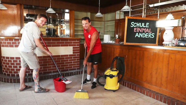 Bis zum ersten Schultag ist noch einiges zu tun. Daher packen Eltern und Pädagogen fleißig mit ...