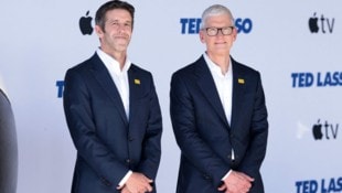 John Ternus (l.) beerbt Tim Cook (r.) am 1. September als Apple-CEO.