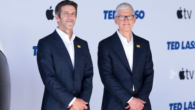 John Ternus (l.) beerbt Tim Cook (r.) am 1. September als Apple-CEO.