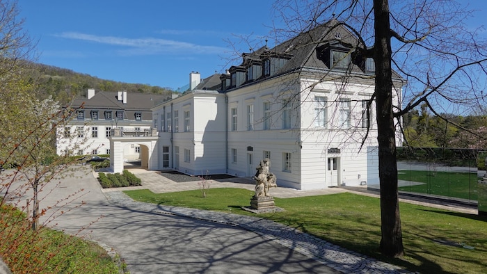 Schloss Neuwaldegg lockt mit 23.000 m2 Grundstücksfläche.