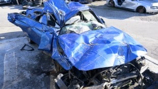 In diesem blauen BMW verunglückten die beiden jungen Männer in der Nacht auf Sonntag in ...