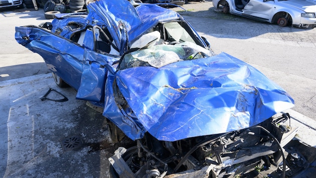 In diesem blauen BMW verunglückten die beiden jungen Männer in der Nacht auf Sonntag in ...