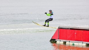 Anker Juhl (l.) springt auch mit 84 von der Schanze,