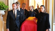 Letzter Weg durch den Palast: Der Sarg von König Harald V. wurde am Montag von seinen Kindern ...
