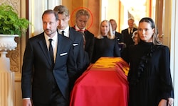 Letzter Weg durch den Palast: Der Sarg von König Harald V. wurde am Montag von seinen Kindern ...