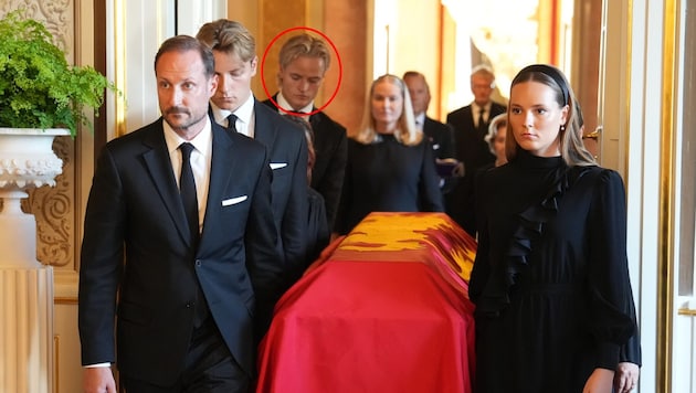Letzter Weg durch den Palast: Der Sarg von König Harald V. wurde am Montag von seinen Kindern ...