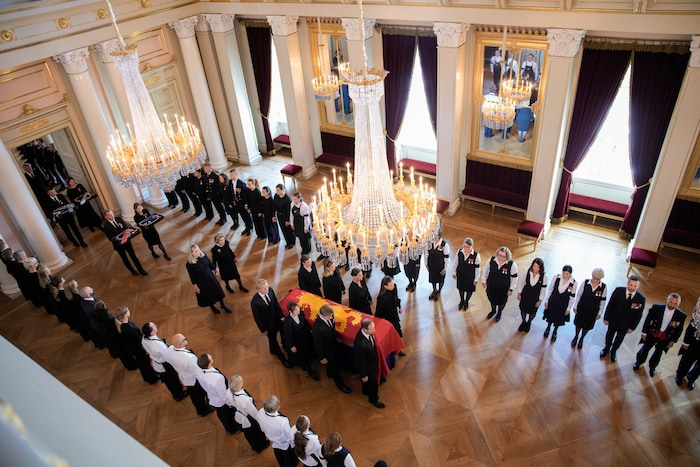 Die Angestellten des königlichen Hofes bildeten ein Spalier in den Hallen des Palastes und ...