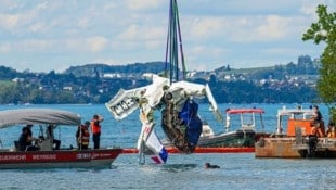 Am Montag konnte das Wrack aus dem Attersee geborgen werden.