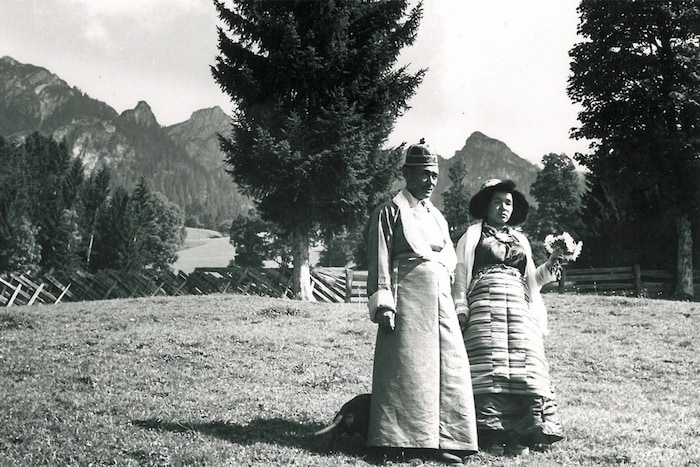 Pasang Dawa Lama war einer der bekanntesten Sherpas des 20. Jahrhunderts. Mit seiner Frau vor ...