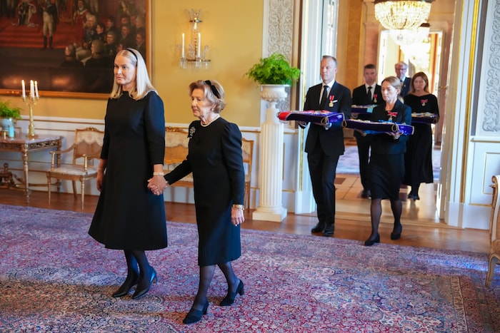 Königin Mette-Marit und Königin Sonja folgten dem Sarg des verstorbenen Königs Hand in Hand und ...
