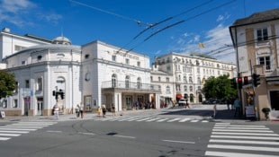 Vorerst vier Monate lang können von der Schwarzstraße aus weder Pkw noch Lkw auf den Makartplatz ...