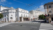 Vorerst vier Monate lang können von der Schwarzstraße aus weder Pkw noch Lkw auf den Makartplatz ...