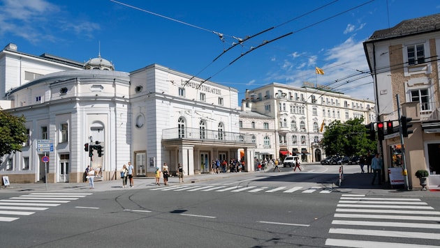 Vorerst vier Monate lang können von der Schwarzstraße aus weder Pkw noch Lkw auf den Makartplatz ...