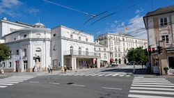 Vorerst vier Monate lang können von der Schwarzstraße aus weder Pkw noch Lkw auf den Makartplatz ...