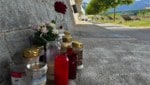 Am Tatort erinnerten Blumen und Kerzen an die junge Frau und deren furchtbares Schicksal.