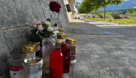 Freunde und Hinterbliebene der Getöteten legten heute Blumen am Tatort ab und zündeten Kerzen ...