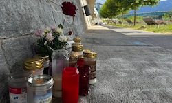 Am Tatort erinnerten Blumen und Kerzen an die junge Frau und deren furchtbares Schicksal.