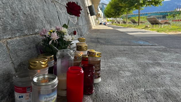 Freunde und Hinterbliebene der Getöteten legten heute Blumen am Tatort ab und zündeten Kerzen ...