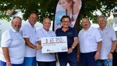 65.750 Euro für die Kinder! Markus Wieser und der Chef des Golfresorts Haugschlag, Hans Geist ...