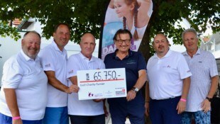 65.750 Euro für die Kinder! Markus Wieser und der Chef des Golfresorts Haugschlag, Hans Geist ...