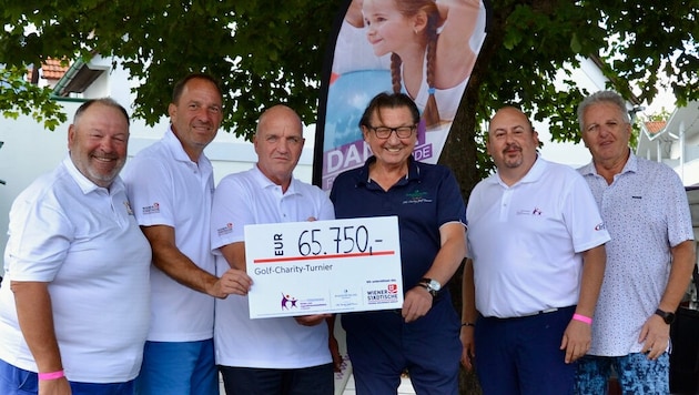 65.750 Euro für die Kinder! Markus Wieser und der Chef des Golfresorts Haugschlag, Hans Geist ...