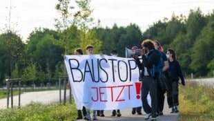 Die Aktivisten forderten am Sonntag einen Baustopp