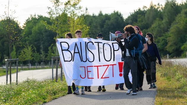 Die Aktivisten forderten am Sonntag einen Baustopp