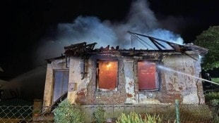 Der Dachstuhl stand beim Eintreffen der Einsatzkräfte bereits in Vollbrand.