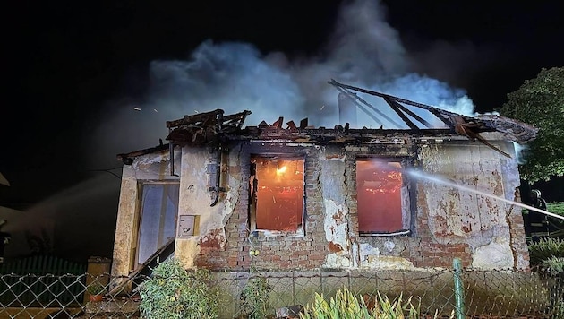 Der Dachstuhl stand beim Eintreffen der Einsatzkräfte bereits in Vollbrand.