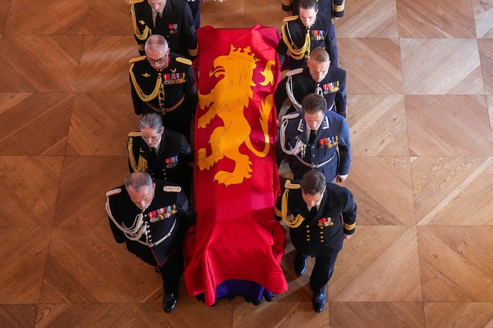 Die königliche norwegische Flagge, die den Sarg des Königs bedeckt, zeigt den goldenen, ...