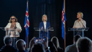 Die isländische Ministerpräsidentin Kristrún Frostadóttir (Mitte) spricht neben Bildungs- und ...