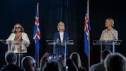 Die isländische Ministerpräsidentin Kristrún Frostadóttir (Mitte) spricht neben Bildungs- und ...