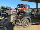 Der Fahrer wurde in dem Auto eingeklemmt.