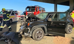 Der Fahrer wurde in dem Auto eingeklemmt.