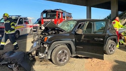 Der Fahrer wurde in dem Auto eingeklemmt.