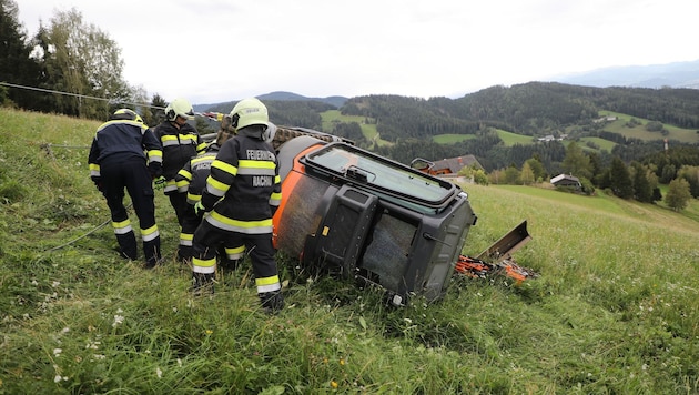 Die Feuerwehr musste die Baumaschine wieder aufrichten.