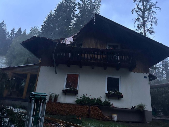 Das Dach wurde von einem Baum schwer beschädigt.